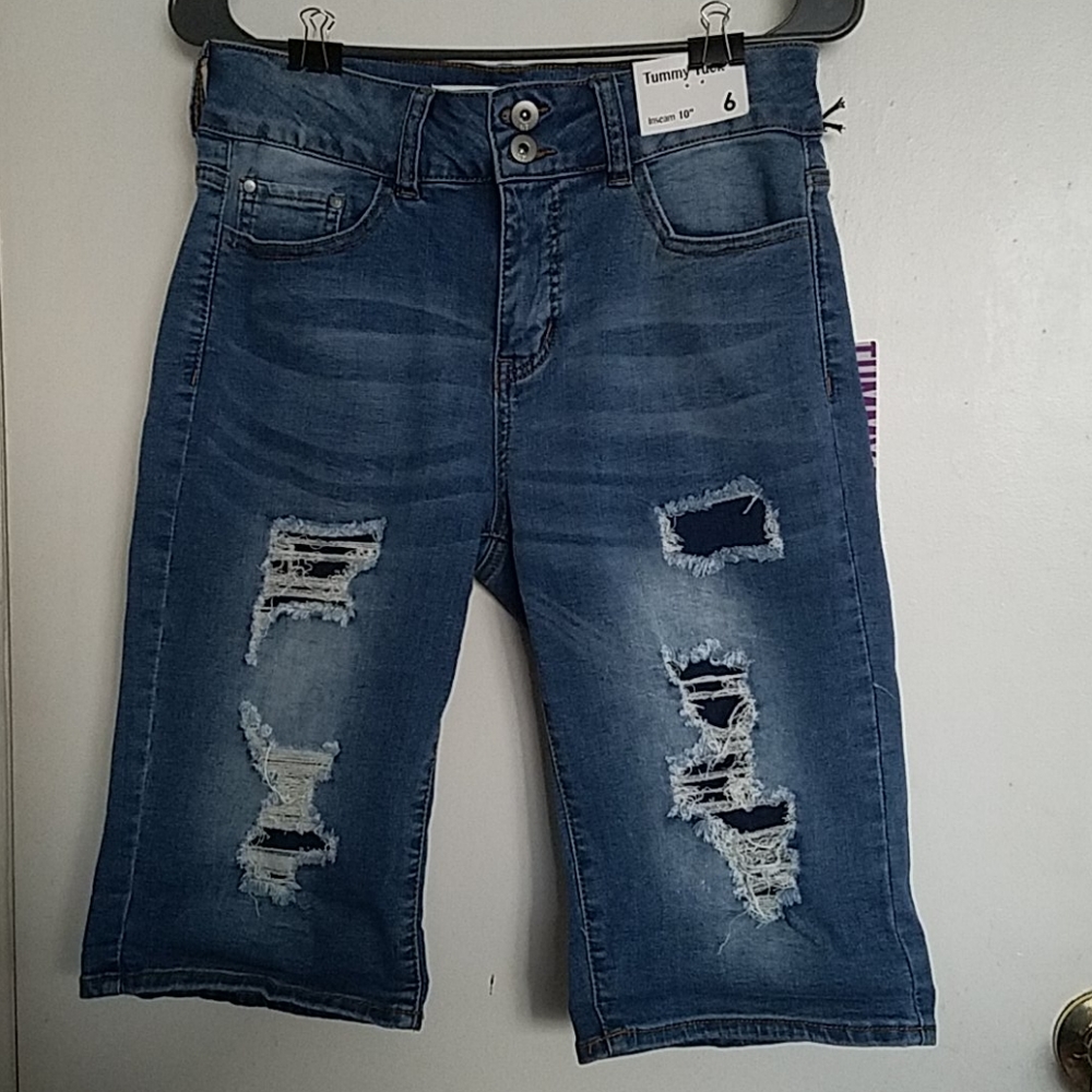 !iT Shorts - Picture 2 of 16